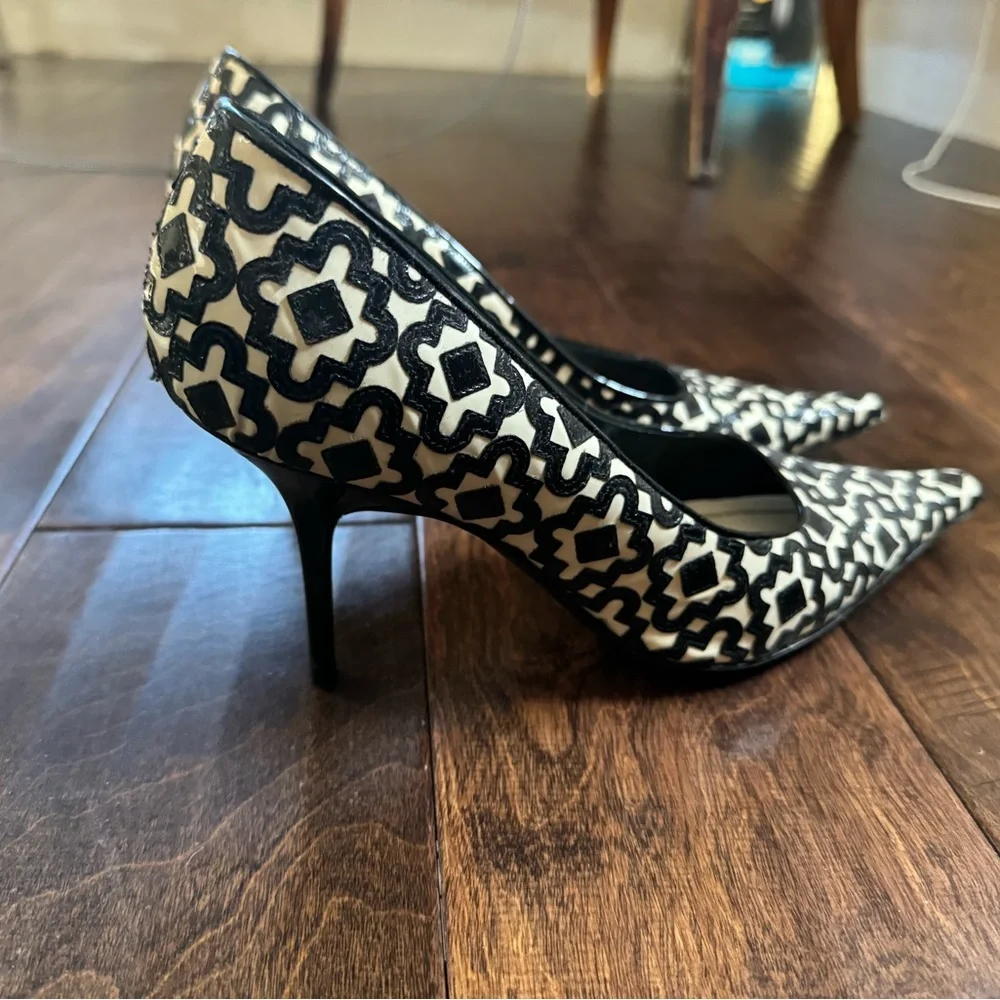 Rene Caovilla White and Black Geometric Print Pumps 40 - Picture 7 of 10